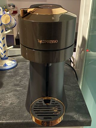 Cafetera Nespresso Vertuo Next + 70 Cápsulas