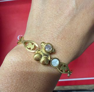 Pulsera dorada con diseño único, tous .