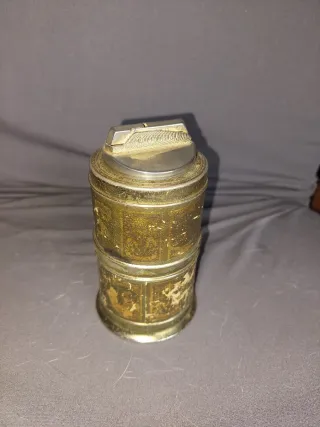 Mechero antiguo de metal