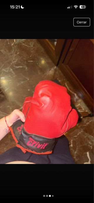 Saco de boxeo con guantes para niños