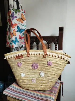 Cesta de mimbre con mariposas y asas de piel