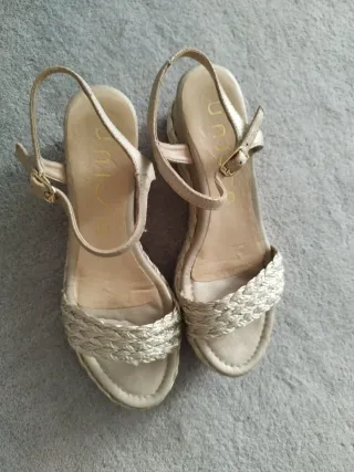 Sandalias Unisa doradas con plataforma