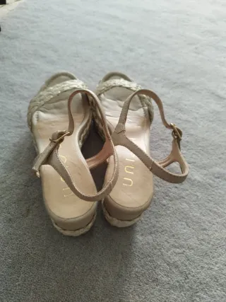 Sandalias Unisa doradas con plataforma