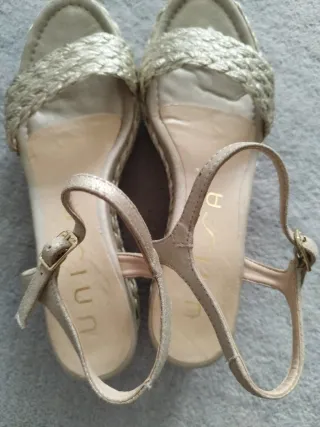 Sandalias Unisa doradas con plataforma