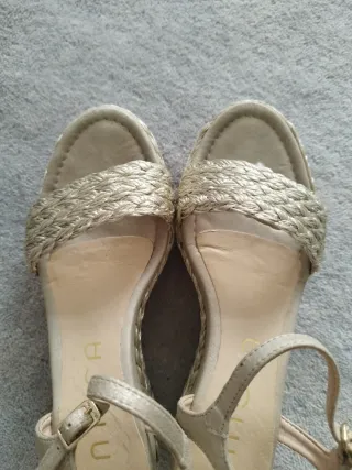 Sandalias Unisa doradas con plataforma