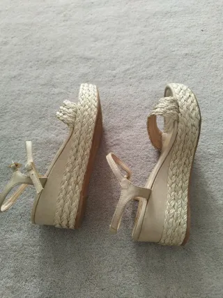 Sandalias Unisa doradas con plataforma