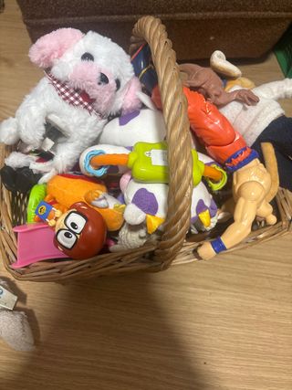 Cesta de juguetes variados