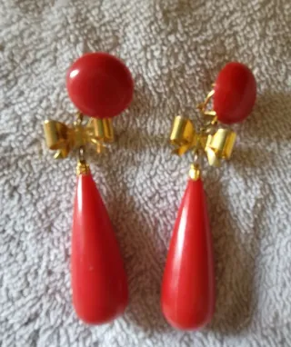Pendientes rojos con lazo dorado