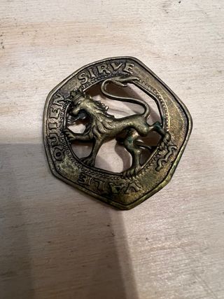 Insignia Queen's Serve León Corona