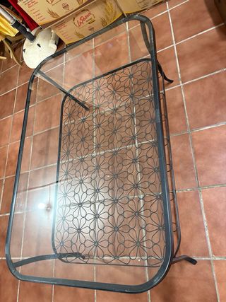 Mesa centro cristal y metal diseño floral