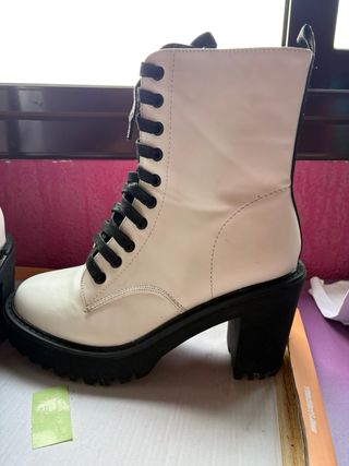 Botas blancas plataforma cordones negros