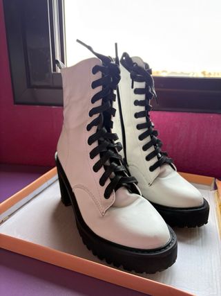 Botas blancas plataforma cordones negros