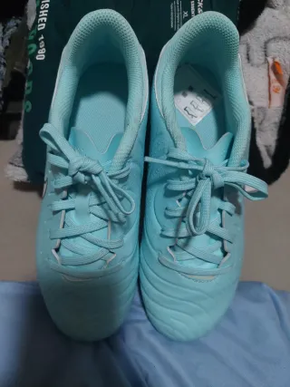 Talla 34. Botas de fútbol Nike Tiempo azul claro