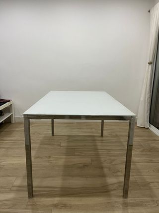 Tavolo da pranzo in vetro e metallo