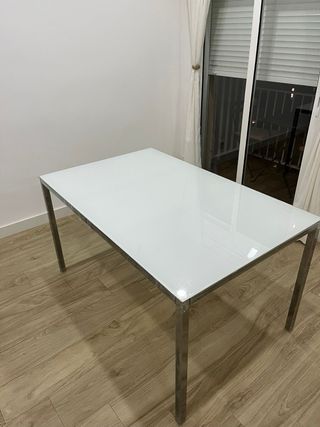 Tavolo da pranzo in vetro e metallo