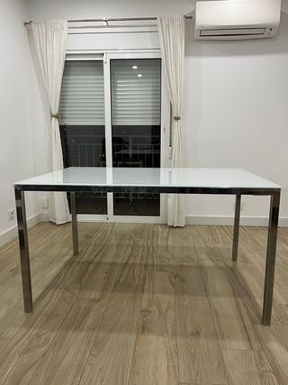 Tavolo da pranzo in vetro e metallo