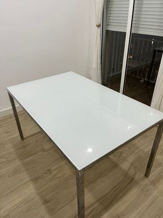 Tavolo da pranzo in vetro e metallo