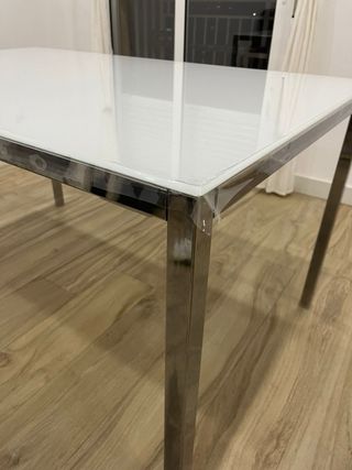 Tavolo da pranzo in vetro e metallo