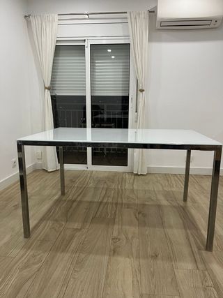 Tavolo da pranzo in vetro e metallo