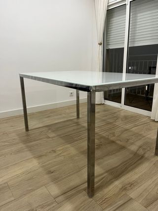 Tavolo da pranzo in vetro e metallo