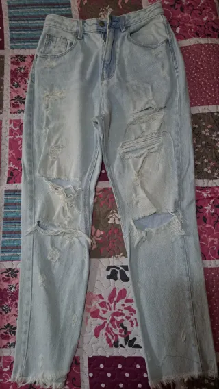 Pantalón vaquero Stradivarius desgastado