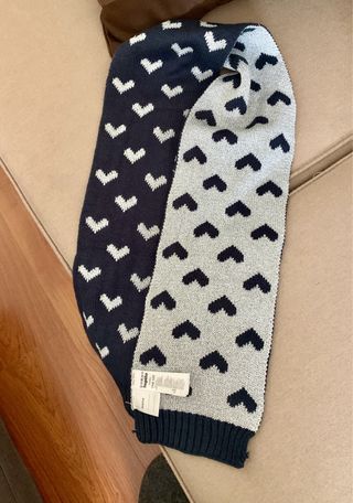 Bufanda reversible de punto con corazones