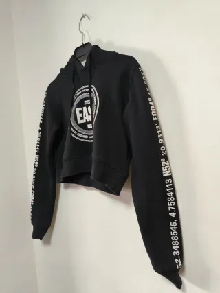 Sudadera corta negra con estampado