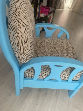 Sillón madera azul y beige con flecos