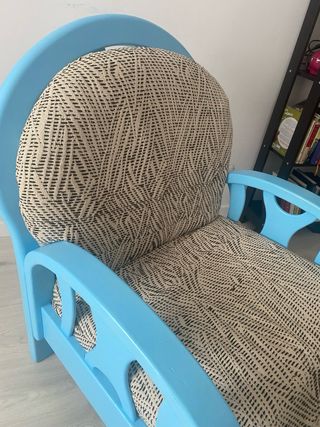 Sillón madera azul y beige con flecos
