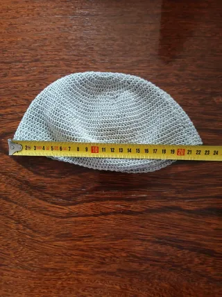 Gorrito de ganchillo gris hecho a mano