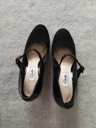 Zapatos Clarks tacón charol y ante negros