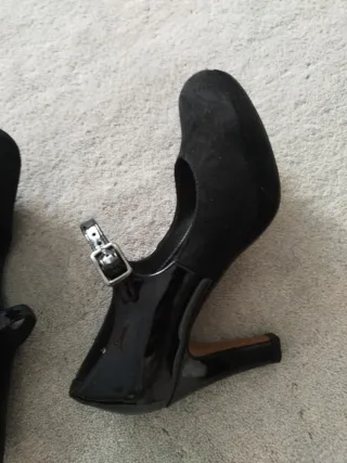 Zapatos Clarks tacón charol y ante negros