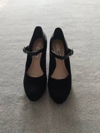 Zapatos Clarks tacón charol y ante negros