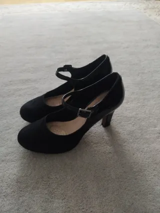 Zapatos Clarks tacón charol y ante negros