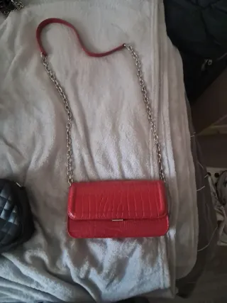 Bolso de mano rojo con cadena Stradivarius