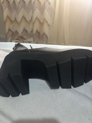 Zapatos negros de plataforma con tiras