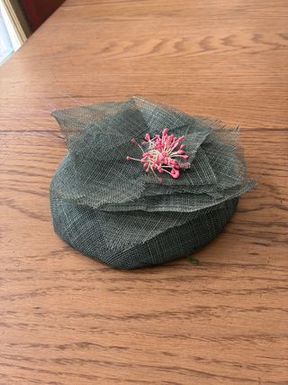 Tocado de rafia con flor rosa