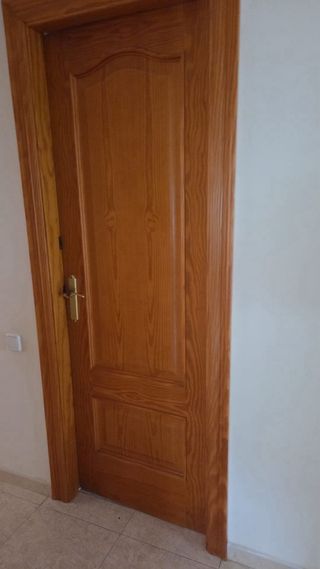 Puerta de madera con cristal