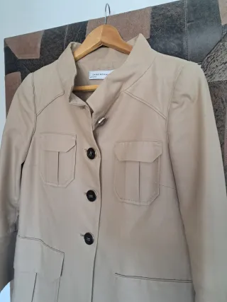 Abrigo beige cuello mao