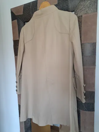 Abrigo beige cuello mao