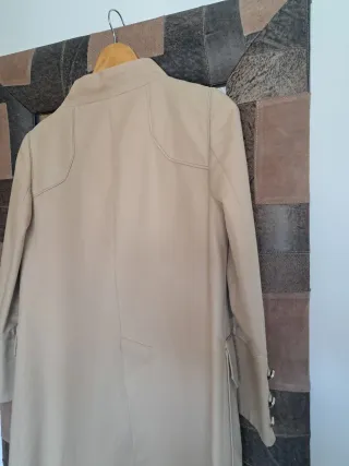 Abrigo beige cuello mao