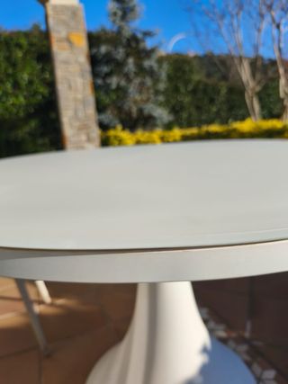 Mesa redonda blanca cristal y plástico