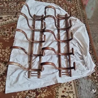 Dos percheros de madera y metal