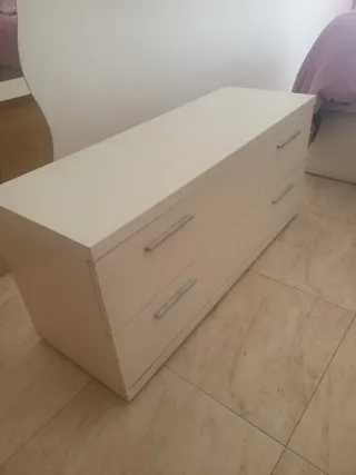 Cajonera blanca con tiradores plateados