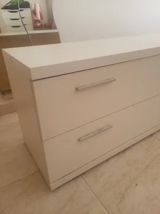 Cajonera blanca con tiradores plateados