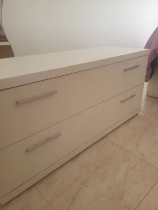 Cajonera blanca con tiradores plateados