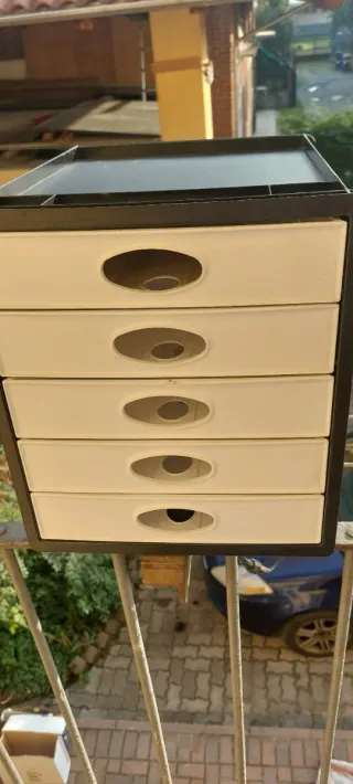 Cassettiera da ufficio in plastica