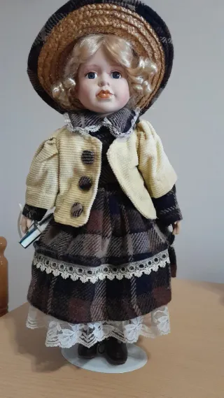 Muñeca de Porcelana Vestido Borgoña