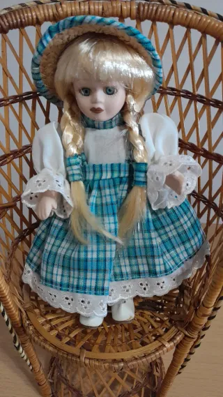 Muñeca de Porcelana Vestido Borgoña