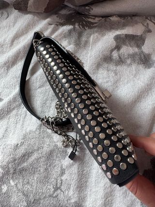 Bolso móvil tachuelas negro y plata